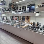 Montáž osvetlenia do vitrín v obchodnom dome.