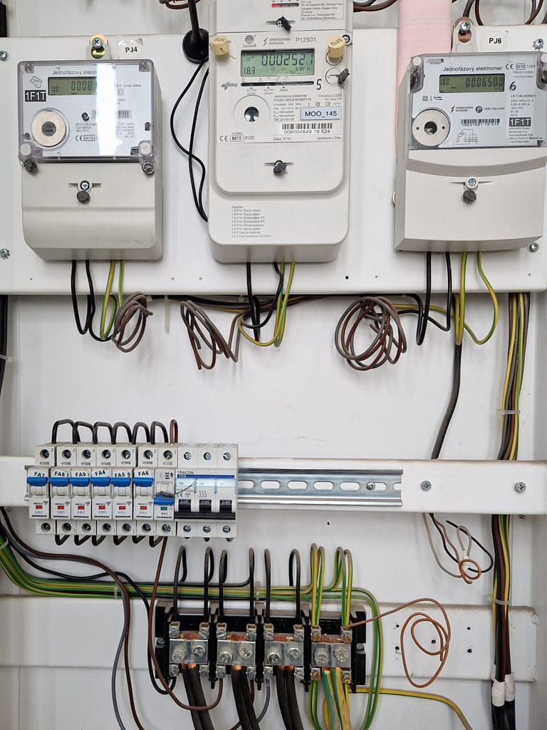 Fotka z montáže skirnky.