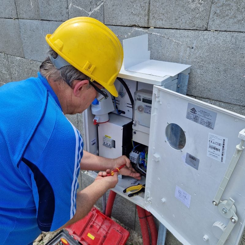 Montujúci elektrikár.